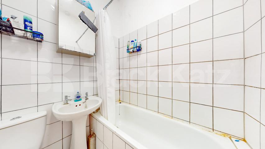 Lovely two bed set within a period house in Camden Square  Stratford Villas, Camden 